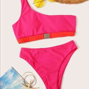 One shoulder high wasted bikini ! 👙